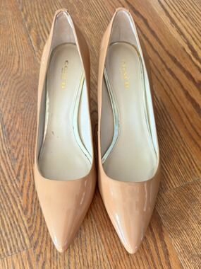 Coach Nude Patent Leather Platform Pumps Heels Gold Logo Womens Size 9.5